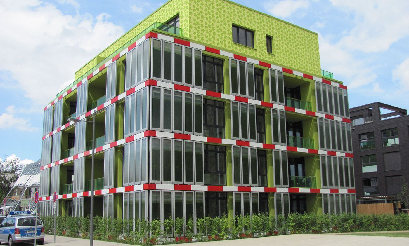 The facade of the BIQ (Bio Intelligent Quotient) house in Hamburg has tanks filled with microalgae that produce biomass used to generate electricity. <em>Photo courtesy Wikipedia</em>