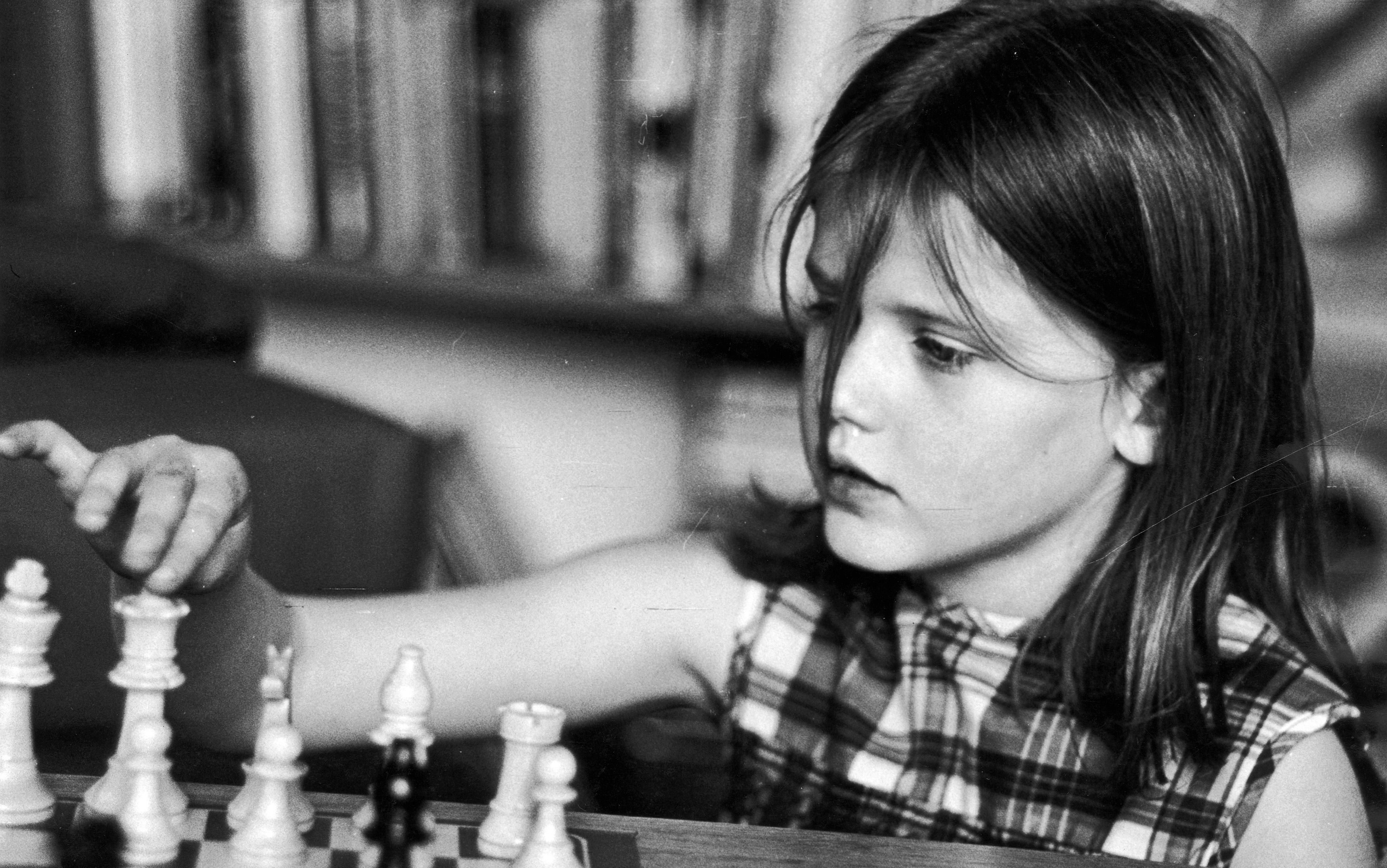 header_Girl-playing-chess.jpg